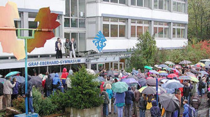 Das neue Logo über dem Eingang des Bad Uracher Graf-Eberhard-Gymnasiums wurde von Schülern mit ihrem inzwischen verstorbenen Leh