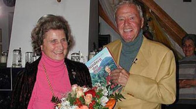 Ernst Waldemar Bauer mit seiner Frau, Managerin und Fotografin Isolde bei der Buchvorstellung auf dem Hohenneuffen. GEA-FOTO: EK