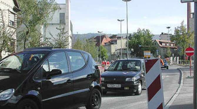 Verkehrsbehinderungen in Metzingen: Noch bis Ende Oktober geht es nur auf einer Spur am Lindenplatz vorbei.  GEA-FOTO: FÜS