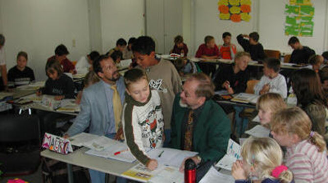 Daniel (vorne) und Maurice helfen den neuen Klassenkameraden Jürgen (links) und Rudolf.  GEA-FOTO: ESCH