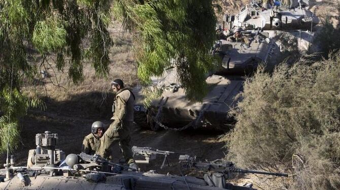 Israelische Panzer in der Nähe des Gazastreifens. Foto: Jim Hollander