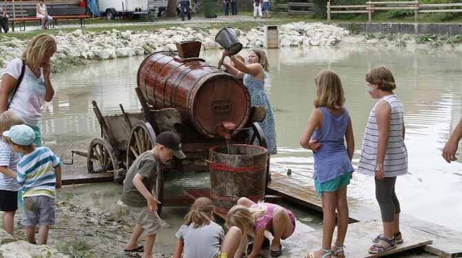 Wasserschöpfen an der frisch sanierten Bernlocher Hüle. FOTO: LEUSCHKE