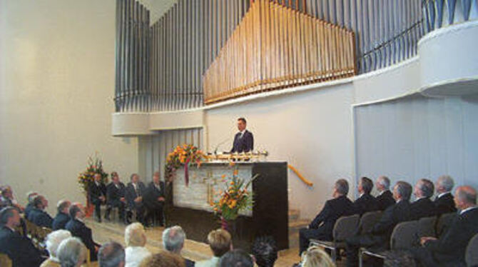 Bürgermeister Jürgen Fuchs bei der Festansprache unter der eindrucksvollen Orgel der 50 Jahre alten neuapostolischen Kirche. FOT