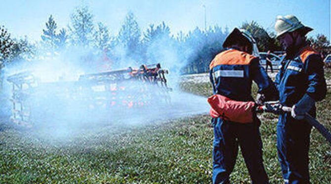 Wasser marsch: Die Engstinger Jugendfeuerwehr bei einer Übung. FOTO: LPT