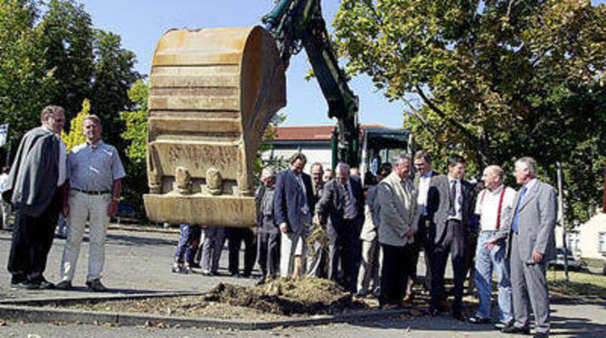 Gruppenbild mit Bagger: Am Lindenplatz in Metzingen vollziehen die Beteiligten den Akt des Spatenstichs mit entsprechend zeitgem