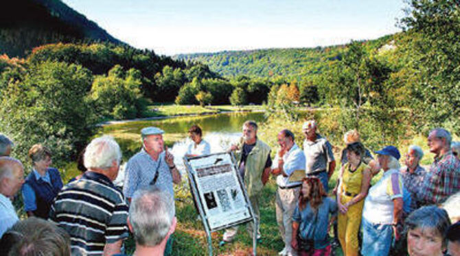 Die vielleicht schönste Stelle am Kalktuff-Lehrpfad: Von hier aus geht der Blick über den großen See ins herbstliche Wiesaztal.