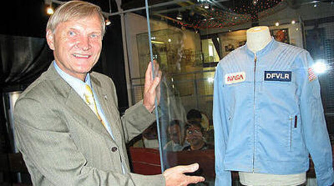 Ernst Messerschmid und sein Astronautenteam überreichten dem Tailheimer Grafiker Hermann Fritz in den 80er Jahren eine ihrer Wel