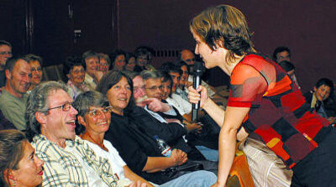 Käthe Lachmann suchte sofort den Kontakt zum Publikum - und hatte die Lacher schnell auf ihrer Seite. FOTO: ANSTÄDT