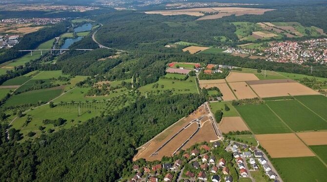 Die parallel verlaufenden Erschließungsstraßen im neuen Pliezhäuser Wohngebiet »Baumsatz IV« sind in den braunen Neubauflächen g