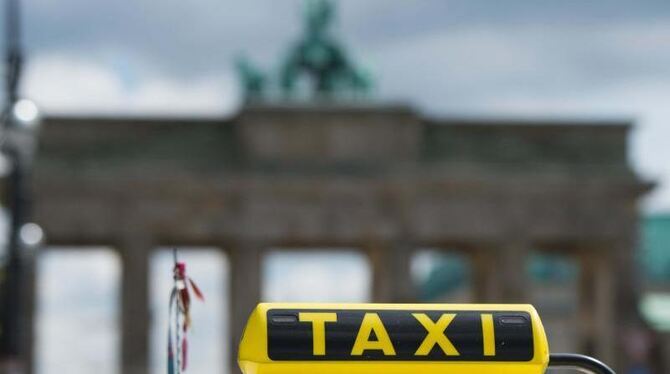 Vertreter des Taxi-Gewerbes in Berlin liegen seit längerem mit dem Chauffeur-Dienst Uber im Clinch. Foto: Maurizio Gambarini