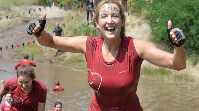 Teilnehmerinnen des Tough Mudder Events überwinden ein Wasserhindernis. Foto: Bernd Settnik