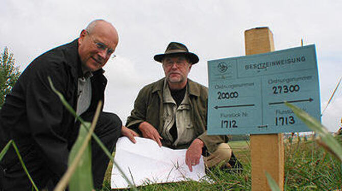 Ein gutes Team: Ernst Braun (links), leitender Ingenieur im Flurbereinigungsverfahren Lonsingen-Gächingen, und Erich Link, Leite