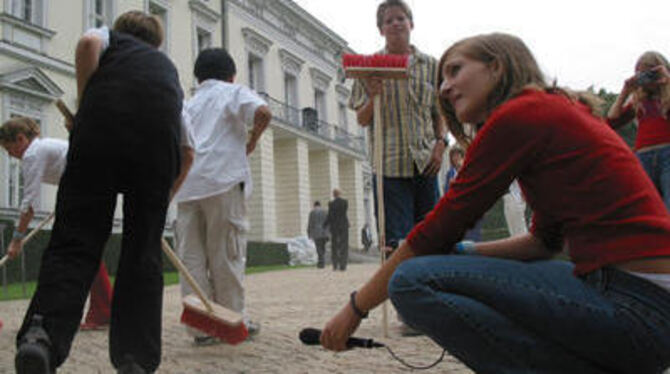 Geräusche sammeln für den deutschen Bundespräsidenten: &raquo;Kids On Air&laquo; am Schloss Bellevue in Berlin. FOTO: DIETMAR GÖ