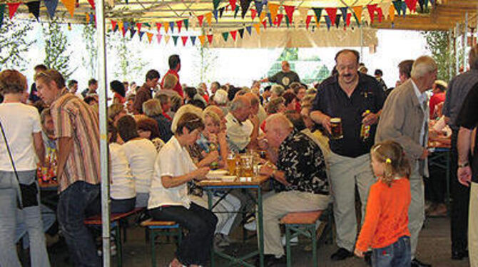 Wie immer ein Renner: Das Straßenfest in Walddorf. Ein freies Plätzle im Festzelt war rar.  FOTO: VIT