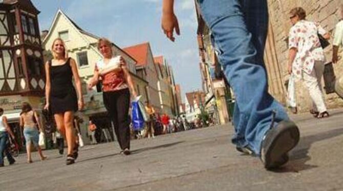 Man merkt es vor allem am Pflasterboden - die Fußgängerzone in Reutlingen ist in die Jahre gekommen.  FOTO: TRINKHAUS