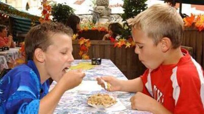 Deftiges Essen ist auf dem Weindorf gefragt. GEA-FOTO: PACHER