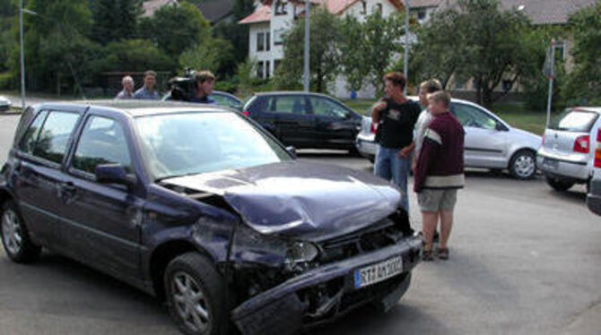 Angelika Thumm und ihre Kinder leben noch: Ihr Golf ist Schrott. Der Unfall auf der A8 erregte auch das Interesse der Fernsehsen