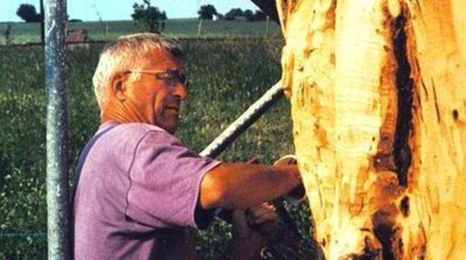 Hartmut Lange bei der Arbeit an seiner Seelen-Stele im Oderbruch. FOTO: GERAY