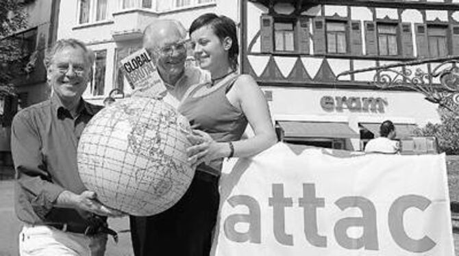 Wollen eine Reutlinger Attac-Ortsgruppe gründen (von links): Jürgen Heller, Wilfried Hüfler und Anne Poguntke. FOTO: TRINKHAUS