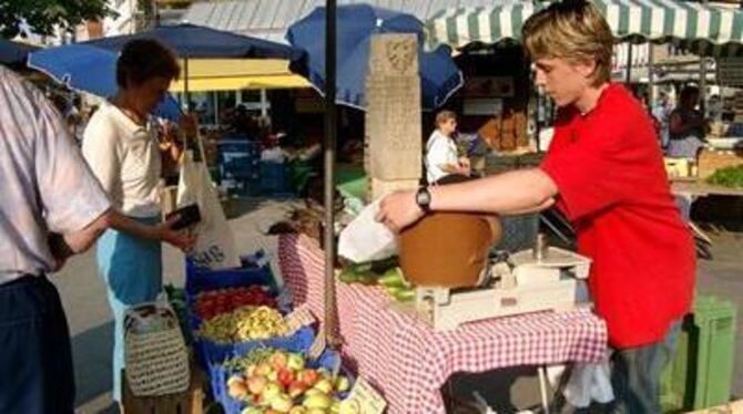 So jung und doch schon seit Jahren auf dem Markt:  Manuel Warwel (rechts) vertritt seine Mutter in den Ferien. GEA-FOTO: PACHER