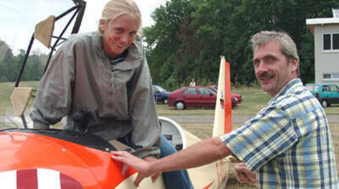 Helden der Lüfte: Kathrin und ihr Vater Jürgen Keppler am Motorsegler. FOTO: PR