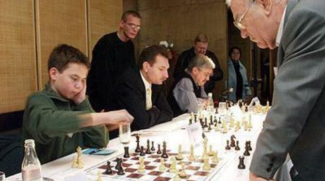 Großmeister Viktor Kortschnoi (rechts), der dreimalige Vize-Weltmeister, spielt in Bad Urach beim Simultanschachturnier an 25 Br