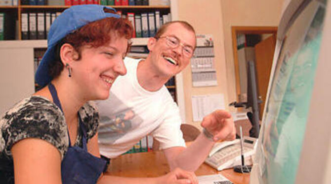 Aus der Werkstatt an den Computer: Markus Lemcke und seiner Schülerin macht's sichtlich Spaß. FOTO: TRINKHAUS