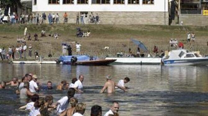 Menschenkette durch die Elbe: Ein Jahr nach dem Hochwasser hat Trochtelfingens Beinahe- Partnergemeinde Wehlen andere Sorgen. FO