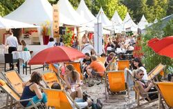 Alternative zu Sitzbänken: Nach dem Essen kann auf Liegen bei der Tübinger Sommerinsel am Anlagensee gechillt werden.  FOTO: SCH