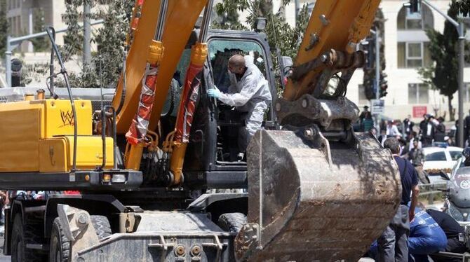 Ermittler untersuchen den bei dem Anschlag genutzten Bulldozer. Foto: Abir Sultan