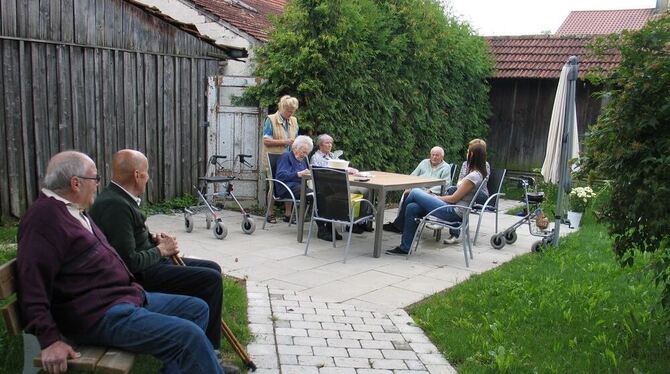 »Auf em Bänkle sitza« oder gemeinsam um den großen Tisch herum: Die »Diakonie-Oase« macht’s möglich. GEA-FOTO: OELKUCH