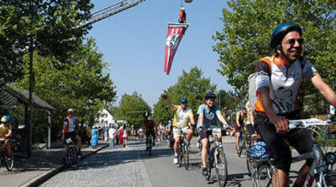 Empfang durch die Feuerwehr: die Tour in Mössingen. GEA-FOTO: KÜMMERLE