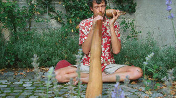 Erdverbunden: Frank Heinkel mit &raquo;Heinerle&laquo; dem Didgeridoo. GEA-FOTO: JSG