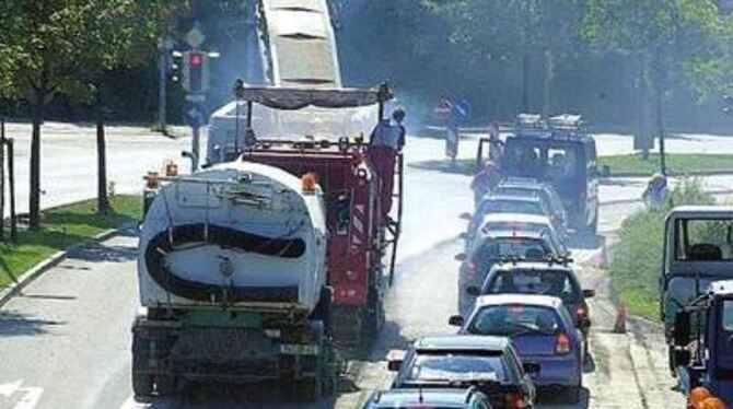 Abgefräst und dann mit einer neuen Decke versehen wird die Rommelsbacher Straße; nur die Tunnelstrecke bleibt verschont. GEA-FOT