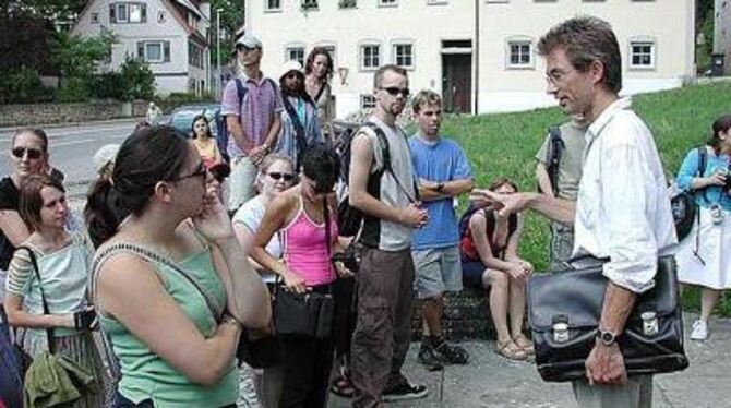 Stadtarchivar Roland Deigendesch (rechts) blickte mit Studenten aus Kanada, Polen und Deutschland auf die Geschichte der jüdisch