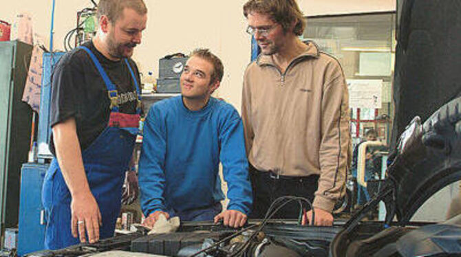 Einblick in die Arbeitswelt - Berufshelfer wie Klaus Bellon (rechts) stehen den jungen Leuten auch dabei zur Seite. FOTO: TRINKH