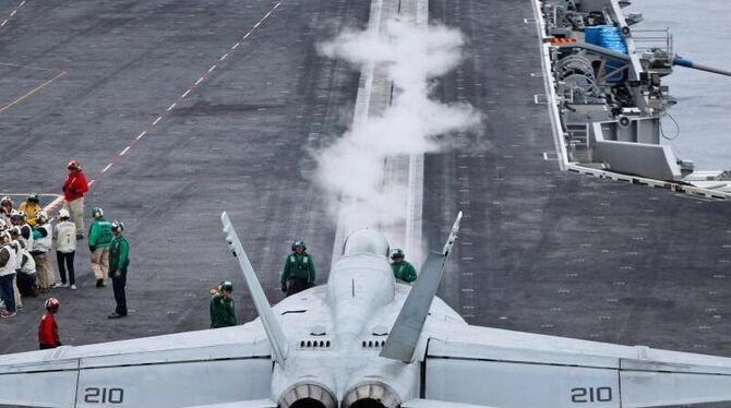 Ein F-18 Kampfjet auf einem Flugzeugträger im Pazifik. US-Kampfflugzeuge bombadieren IS-Stellungen im Irak. Foto: Bruce Omori