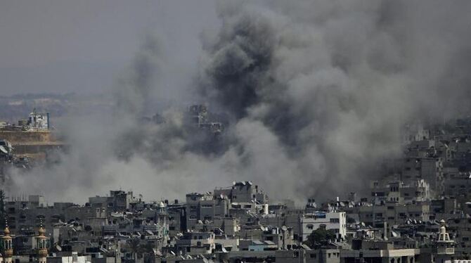 Rauch steigt aus einem Viertel von Gaza auf: Die israelische Armee hat neue Luftangriffe geflogen. Foto: Mohammed Saber