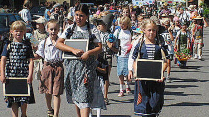 Das waren noch Zeiten als kleine Ohmenhäuser mit Kreide auf Schiefertafeln schrabbelten und der Tatzenstock tanzte. FOTO: ANSTÄD