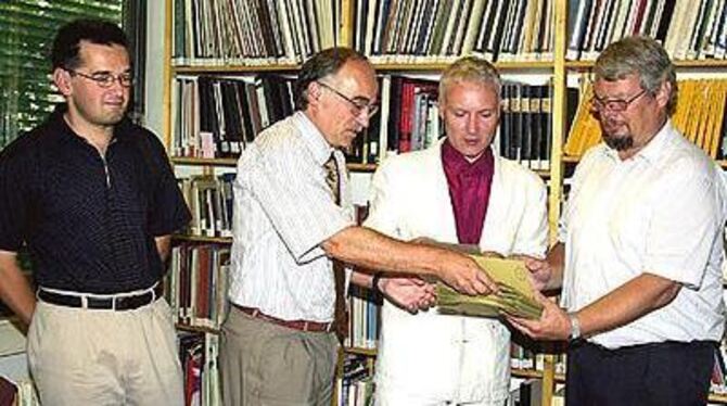 Ludwig Finckhs Enkel Tilman von Kutzleben (rechts) bei der Präsentation der Briefe, Postkarten und Gedichte von Hermann Hesse im