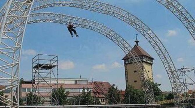 Wurde gestern aufgebaut: die große Rundbogenbühne für das Classic-Open-Air vor dem Tübinger Tor. FOTO: NIETHAMMER