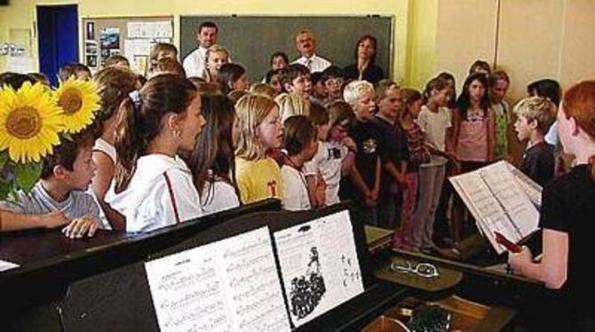 Mit Flügelbegleitung singen die Schüler der Dettinger Uhlandschule noch viel lieber.  FOTO: STÖ