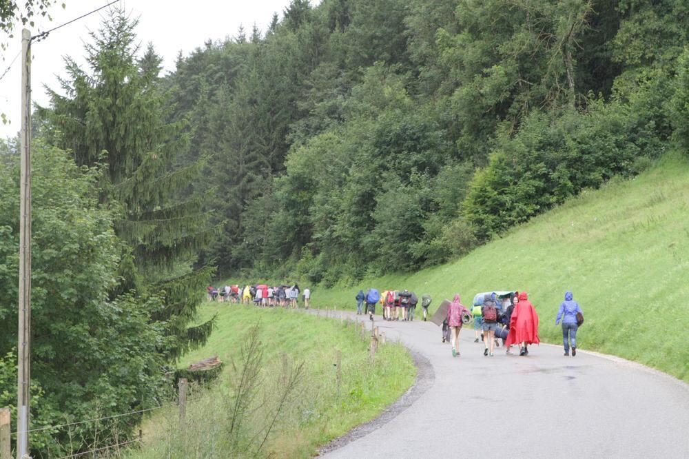 Pfadfinder zurück in ihrer Zeltstadt auf dem Schachen