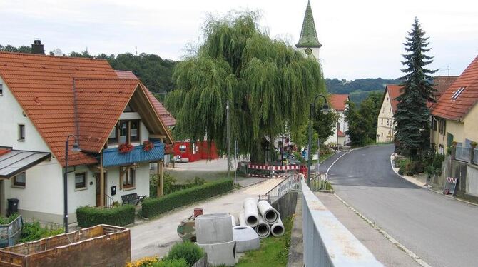 Wieder offen: Rietheims Ortsdurchfahrt. Die Arbeiten gehen bis in zwei Wochen am einmündenden Sirchinger Weg (links) weiter. GEA