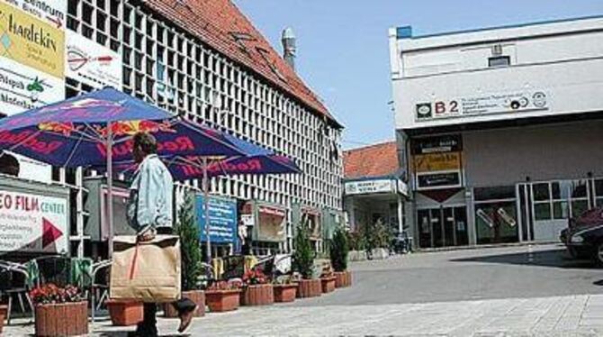 Der Parkplatz beim früheren Kaufhaus Hauber wird mit einem Wohn- und Geschäftshaus bebaut. GEA-FOTO: FÜS