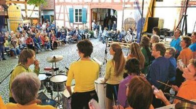 Samba im Gomaringer Schlosshof: Die Trommelgruppe &raquo;Chucrute com Banana&laquo; eröffnete das Benefizkonzert für die Familie