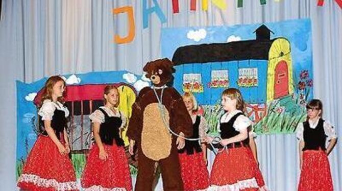 Beim Altenburger Dorffest ließen die Kinder den Bären tanzen. FOTO: STÖ