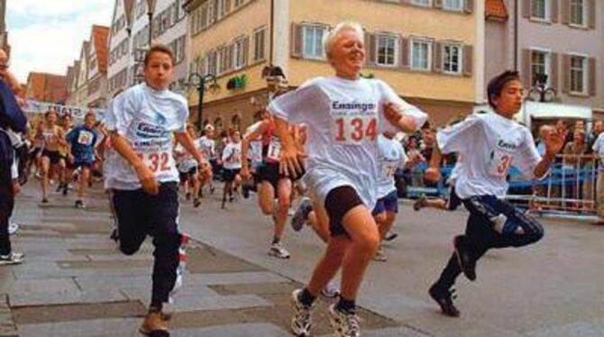 Noch können sie lachen: Die Teilnehmer des Schülerlaufs starten mit Schmackes. FOTO: TRINKHAUS