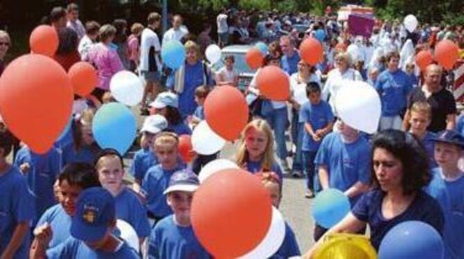 Über eine Stunde lang zogen junge Pfullinger - hier der Nachwuchs mit Hemdchen und Luftballons in den Stadtfarben - durch die St