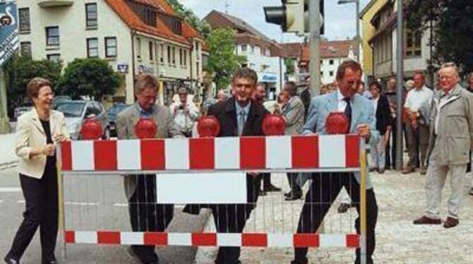 Ärmel hochkrempeln und anpacken beim Stadtteilbesuch: OB Barbara Bosch macht den Weg frei für die neu gestaltete Steinachstraße,